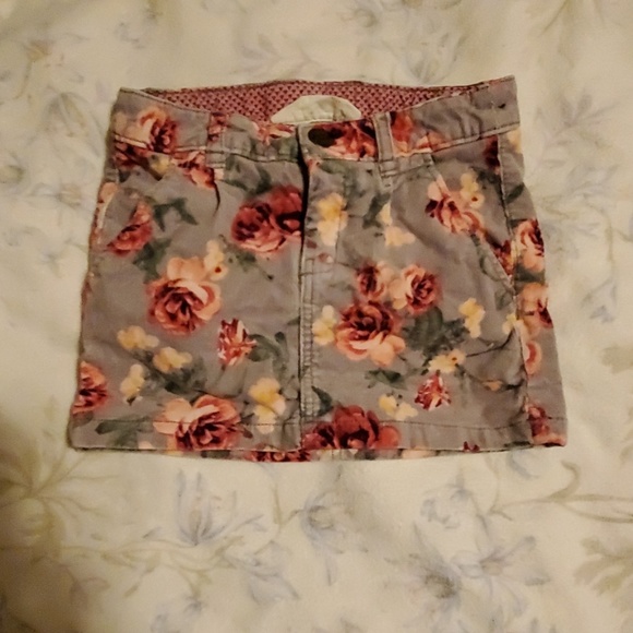 2 dresses, 3 shirts,1 skirt, 1 sweater jacket. - Picture 4 of 7